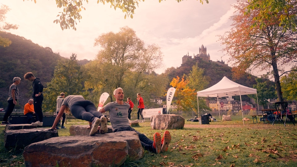 Sportler beim Training mit Bewegungssteine-XL 