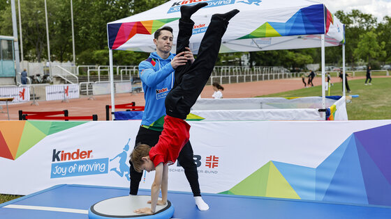 Andy Toba auf dem kinder Joy of Moving-Turnparcours | Foto: kJoM/ Daniel Löb