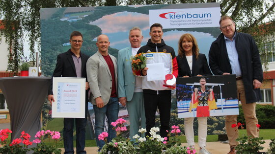 Lukas Dauser (3. von rechts) erhält Kienbaum Award | Foto: Trainingszentrum Kienbaum