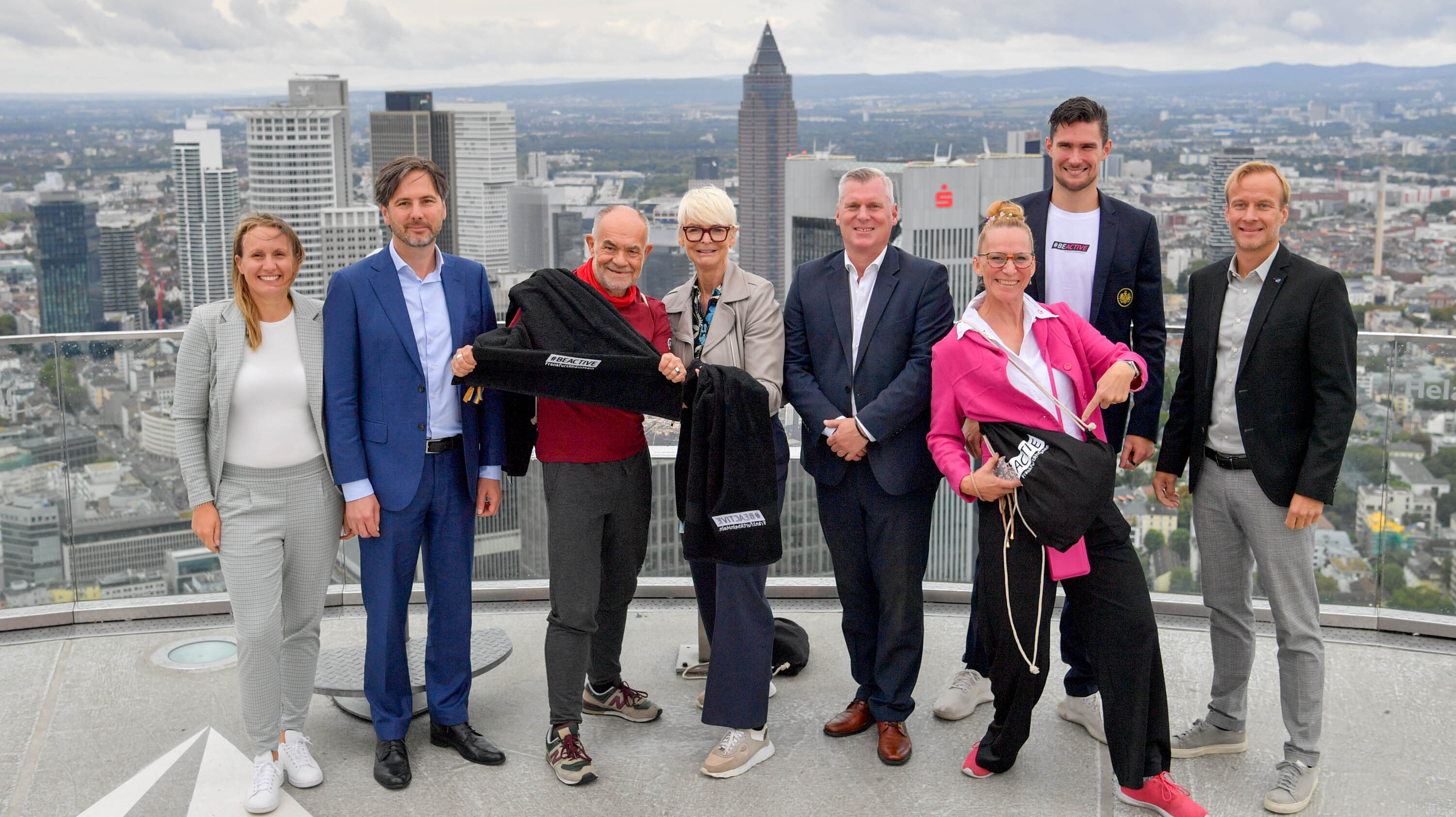 BeActive-Organisatoren (v.l.) Michaela Werkmann (DTB),  Marcus Gwechenberger (Stadt Frankfurt), Roland Frischkorn (Sportkreis Frankfurt), Ann Kathrin Linsenhoff (Land Hessen), Boris Zielinski (Bäderbetriebe Frankfurt), Dany Kupczik (Special Olympics), Andreas Bechmann (Zehnkämpfer), Ferdinand Huhle (Mainova AG)