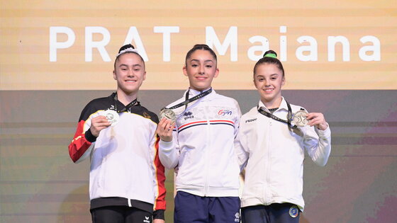 Madita Mayr (l.) holt Silber am Balken | Foto: Minkusimages