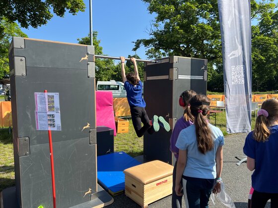 Klasse 4c der Diesterweg Schule Frankfurt auf der Bewegungsmeile | Foto: DTB
